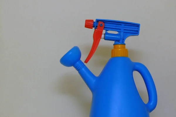 Eine Nahaufnahme Einer Blauen Flasche Reinigungsspray — Stockfoto