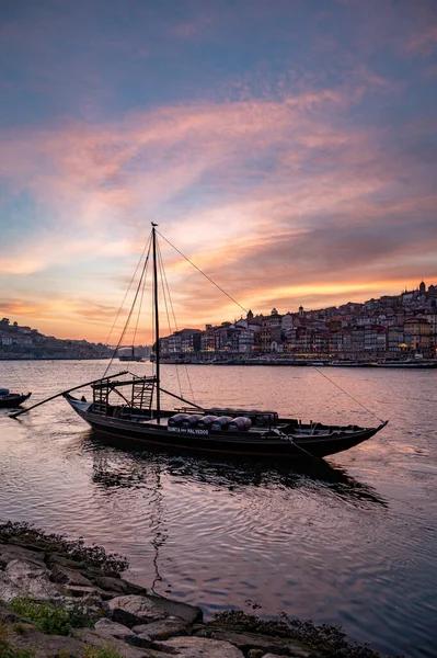 Porto Portugalia Cze 2021 Zbliżenie Rzeki Douro Łodzią Rabelo Pierwszym — Zdjęcie stockowe