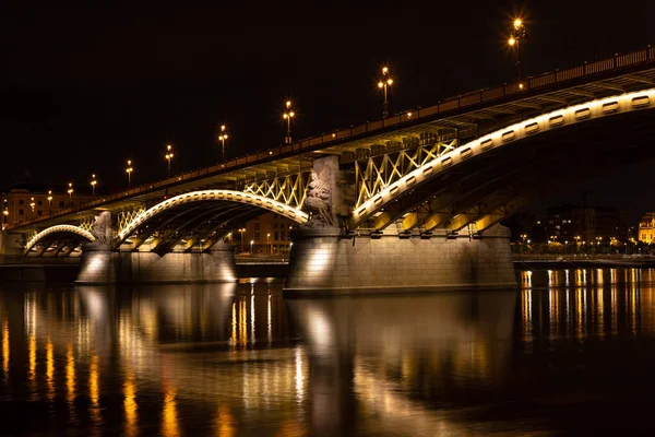 Μια Άποψη Της Νύχτας Φωτίζεται Margaret Bridge Στη Βουδαπέστη Ουγγαρία — Φωτογραφία Αρχείου