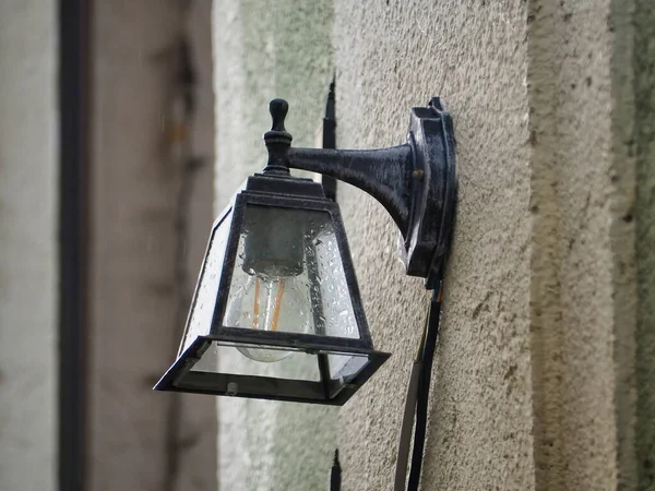 Egy Utcai Lámpa Lóg Falon — Stock Fotó