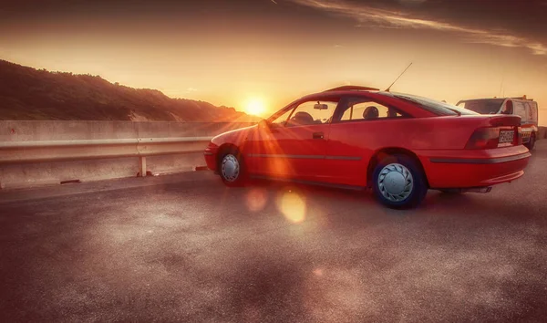 Pesaro Olaszország 2015 November Egy Parkoló Piros Opel Kalibra Naplementekor — Stock Fotó