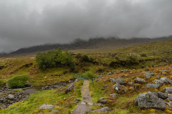 Eine Wunderschöne Landschaft Mit Pfad Führt Den Nebligen Bergen Kerry — Stockfoto