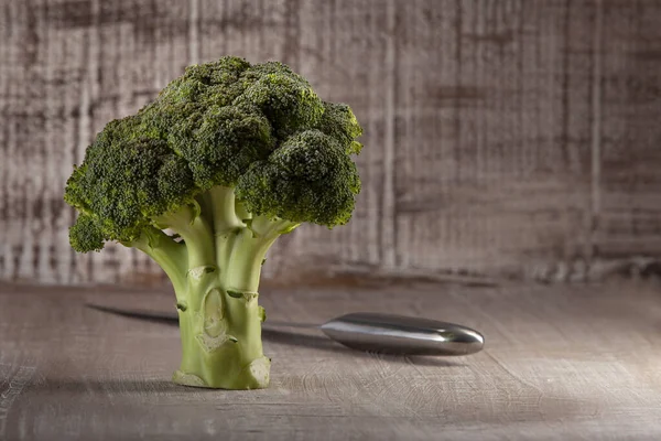 Een Close Shot Van Verse Broccoli Een Mes Een Houten — Stockfoto