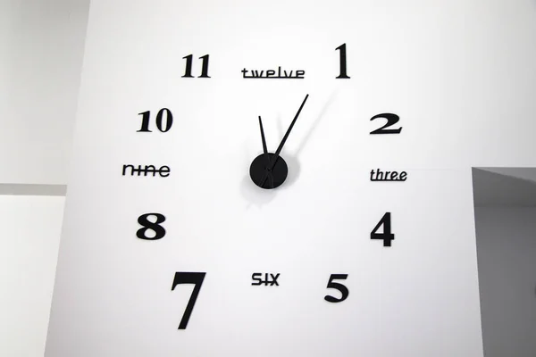 Sebuah Jam Dinding Putih Dengan Angka Dan Kata Kata Waktu — Stok Foto