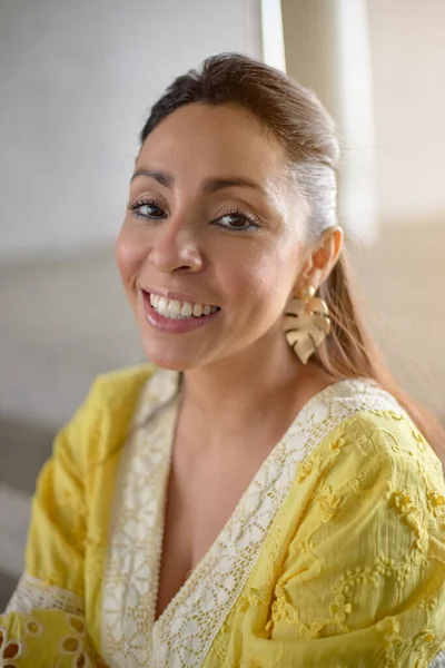 Young Spanish Woman Smiling Looking Camera — Stock fotografie