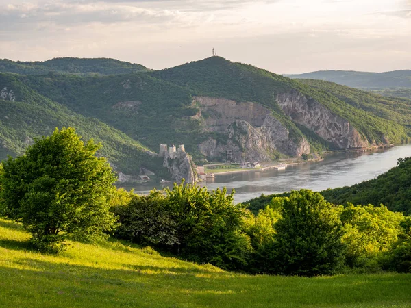 Vysokoúhlé Záběry Golubacké Pevnosti Břehu Dunaje Srbsku — Stock fotografie