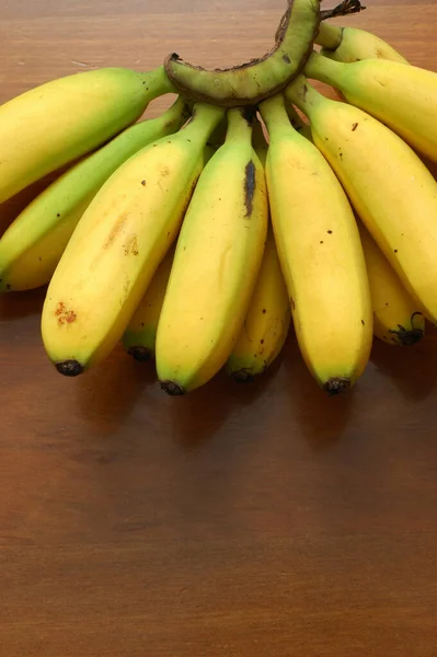 Tiro Vertical Bando Bananas Amarelas — Fotografia de Stock