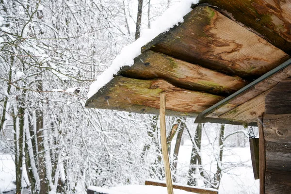 Крупный План Заснеженной Деревянной Крыши Дома Зимой — стоковое фото