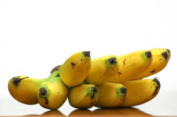 Uma Mão Bananas Uma Mesa Madeira — Fotografia de Stock