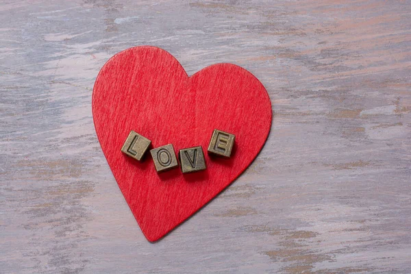 Metal Küplerin Yakın Çekimi Kırmızı Kalp Şeklindeki Kağıtta Aşk Yazıları — Stok fotoğraf