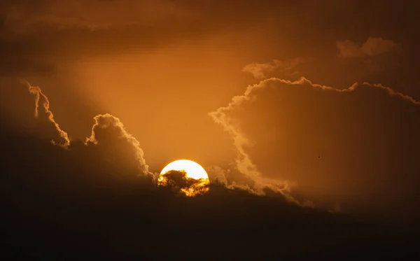 明け方の美しい暗い空とオレンジ色の太陽 — ストック写真