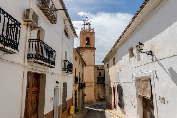 Ett Smalt Gatu Och Klocktorn Castello Rugat Valencia Spanien — Stockfoto