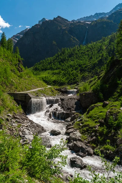 イタリア ヴァル トロンチャの景色と山に囲まれた二重の滝から流れる水 — ストック写真