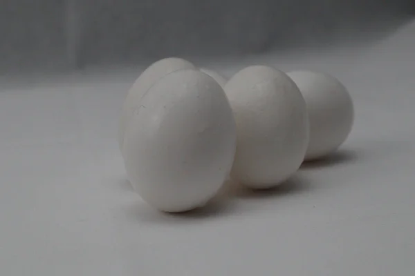 Tiro Perto Ovos Uma Superfície Branca — Fotografia de Stock