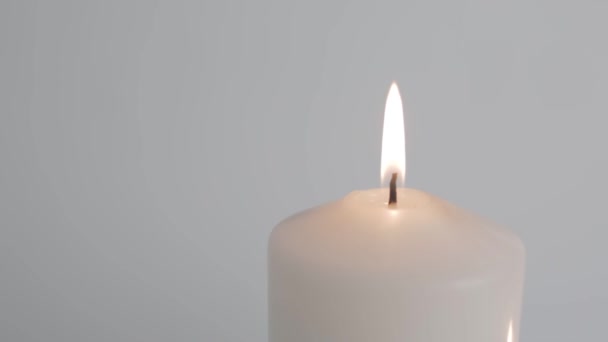 白色背景上一排的蜡烛 — 图库视频影像