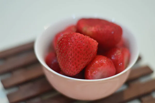 Primer Plano Fresas Maduras Plato Blanco — Foto de Stock