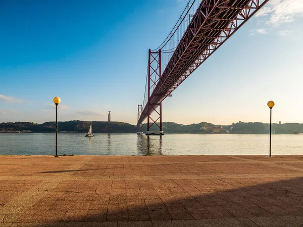 Uma Vista Ponte Suspensa Abril Através Rio Lisboa Portugal Num — Fotografia de Stock