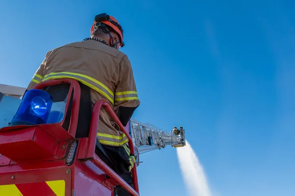 Ein Niederwinkeler Feuerwehrmann Löscht Einem Sonnigen Klaren Tag Einen Großbrand — Stockfoto
