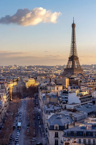 Egy Függőleges Felvétel Párizs Városképéről Egy Felhős Napon — Stock Fotó