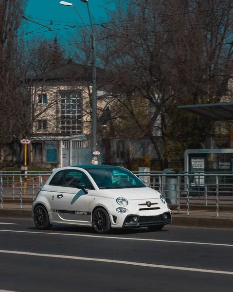 Bucharest Románia Mar 2021 Függőleges Felvétel Egy Fehér Autóról Bukarest — Stock Fotó