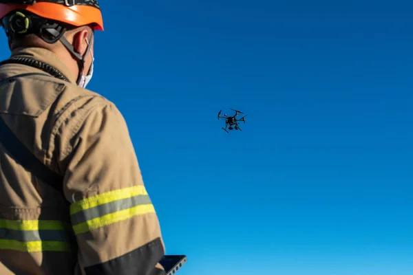 Primer Plano Bombero Volando Dron Rescate Fondo Azul Del Cielo — Foto de Stock
