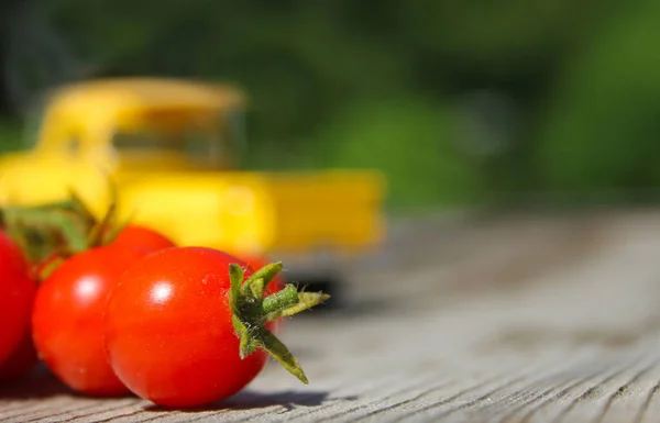 Een Selectieve Focus Shot Cherry Tomaten Met Vintage Gele Truck — Stockfoto