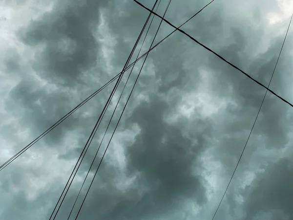 Een Lage Hoek Opname Van Kabel Draad Een Sombere Lucht — Stockfoto