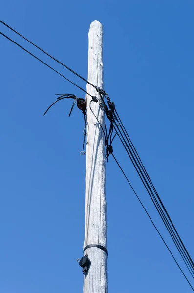 青い澄んだ空に対する架空送電線 — ストック写真