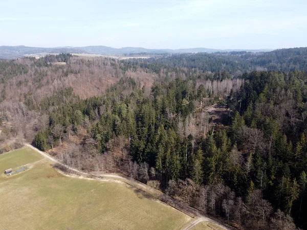 Letecký Snímek Krajiny Lesy Kopci Loukou Popředí — Stock fotografie
