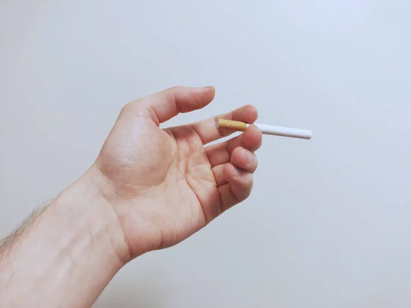 Ένα Κοντινό Πλάνο Ενός Αρσενικού Χεριού Που Κρατάει Ένα Τσιγάρο — Φωτογραφία Αρχείου