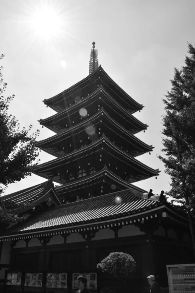 2017年9月8日 黒と白の背景で日本の仏教寺院のパゴダの垂直ショット — ストック写真