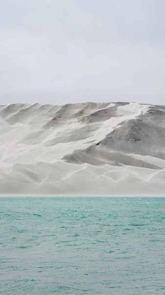 部分的に荒い海を持つ雪に覆われた島の景色 壁紙や背景のためのクールな — ストック写真