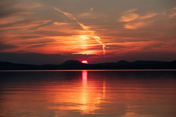 Ein Schöner Goldener Sonnenuntergang Über Einem Fluss — Stockfoto