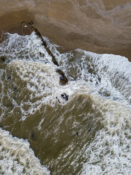 Una Vista Aérea Las Olas Del Mar Lavando Orilla Arenosa — Foto de Stock