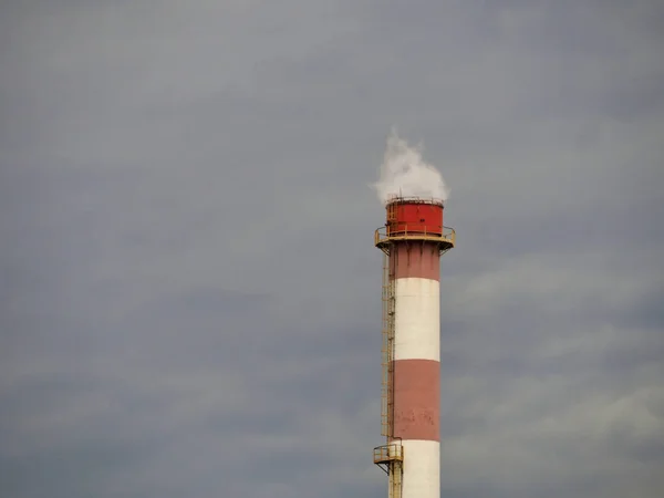 暗い空に対して工業用パイプから煙が出てくる — ストック写真