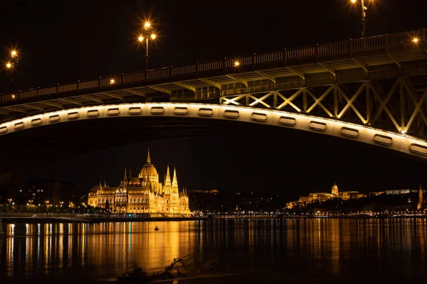 Kilátás Margit Hídra Budapesten Megvilágított Parlamenttel Háttérben — Stock Fotó