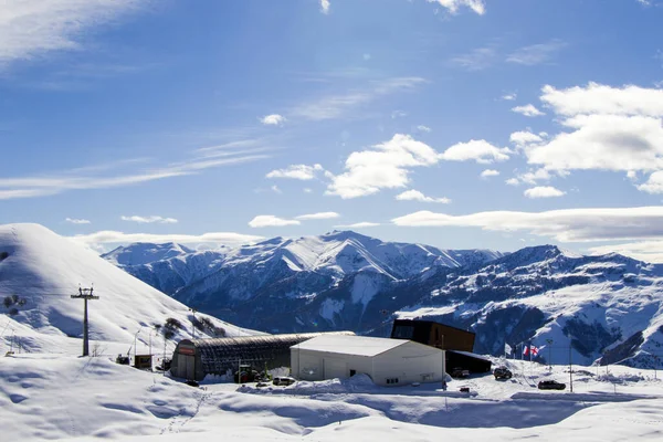 グドーリ グルジアの雪の山の風景やホステルの美しい景色 — ストック写真