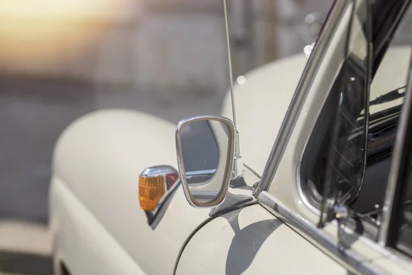 Het Kwartglas Achteruitkijkspiegel Van Een Retro Auto — Stockfoto