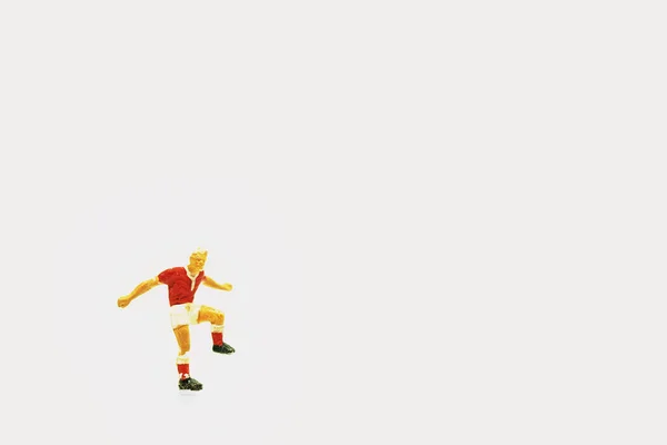 Una Pequeña Figura Aislada Jugador Fútbol Masculino Con Uniforme Deportivo —  Fotos de Stock