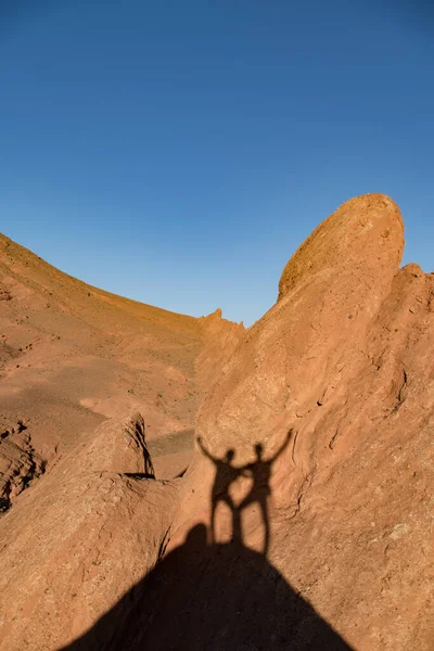 Sombras Amigos Viajantes Tirando Fotos Fundo Rochas Arenito Deserto Saara — Fotografia de Stock