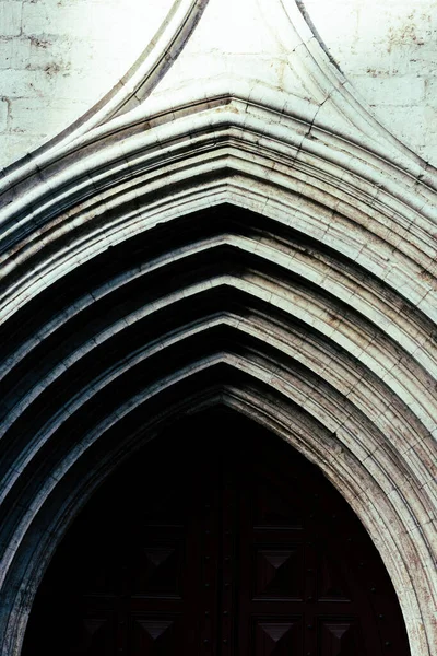 Nízký Úhel Záběru Bran Nestřeženého Gotického Kostela Carmo Lisabonu Portugalsko — Stock fotografie