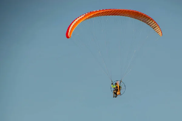 晴れた日には青空に赤とオレンジのパラグライダー — ストック写真