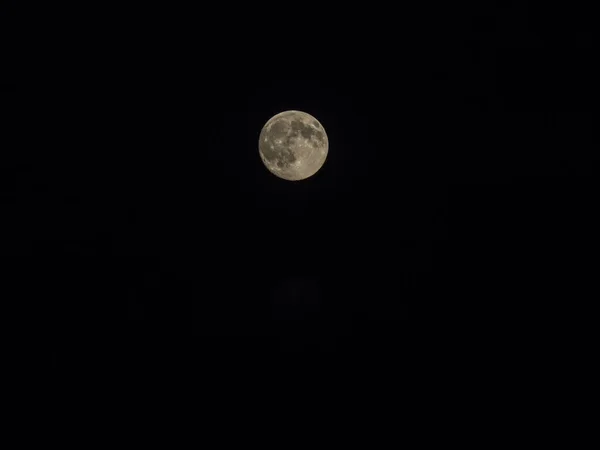 Primer Plano Una Luna Llena Aislada Oscuro Cielo Nocturno — Foto de Stock
