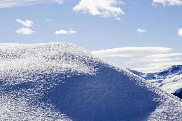 Piękny Widok Zaśnieżonych Górskich Krajobrazów Gudauri Gruzja Słoneczny Dzień Zimie — Zdjęcie stockowe