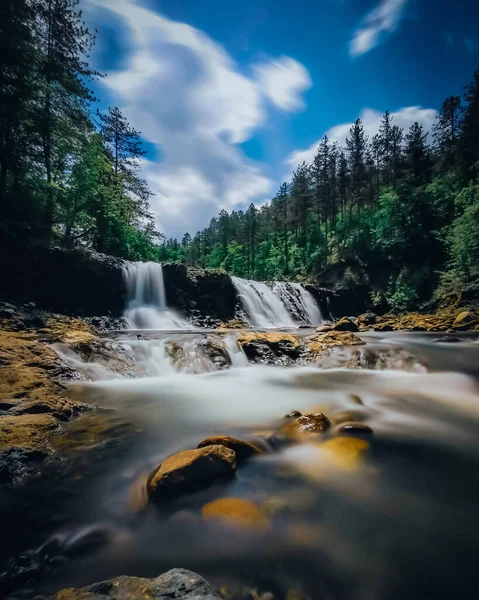 Uma Cachoeira Com Água Rochosa Espumosa Uma Floresta Densa — Fotografia de Stock