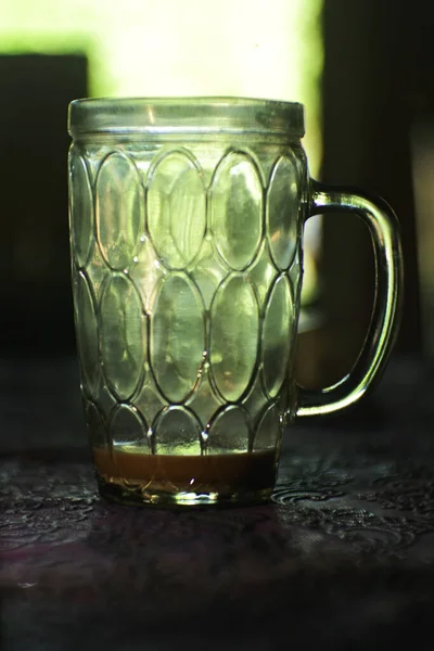 Une Mise Point Sélective Verticale Une Tasse Verre Sur Table — Photo