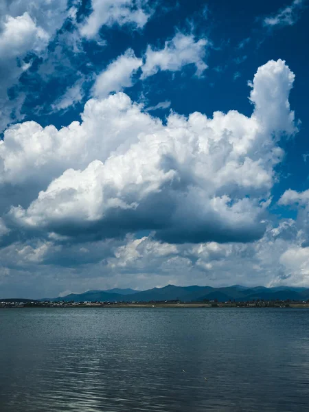 Tiro Vertical Lago Sevan Armênia Sob Nuvens — Fotografia de Stock
