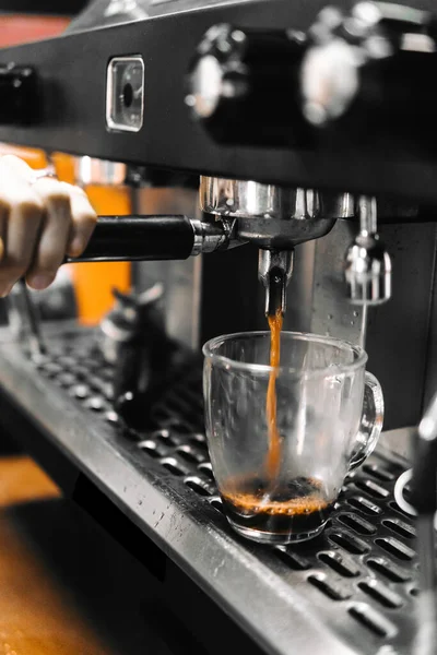 Primer Plano Hacer Café Americano Con Una Máquina Café — Foto de Stock