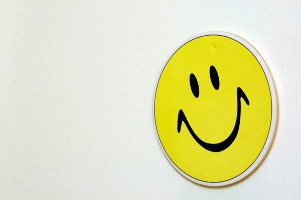 Gros Plan Signalisation Jaune Smiley Sur Mur Blanc — Photo