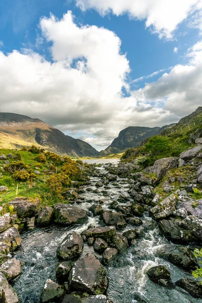 Plan Vertical Une Rivière Dans Les Montagnes Dunloe Kerry — Photo